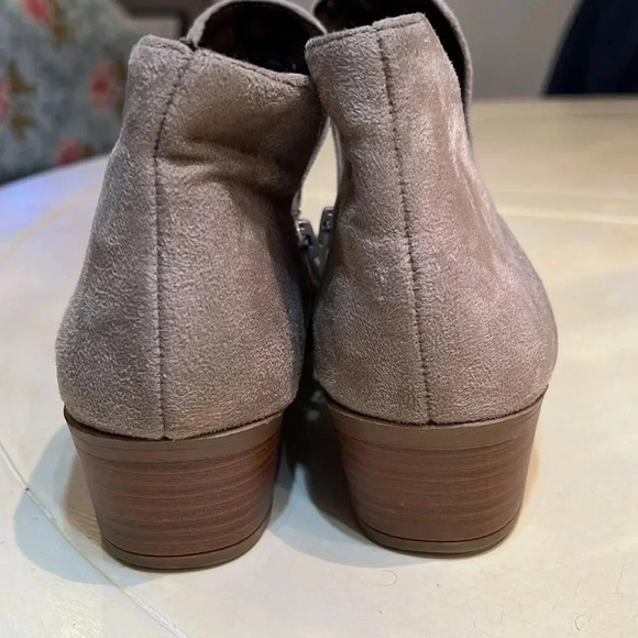 SODA BOOTIE size 8 light taupe swead - Picture 2 of 4